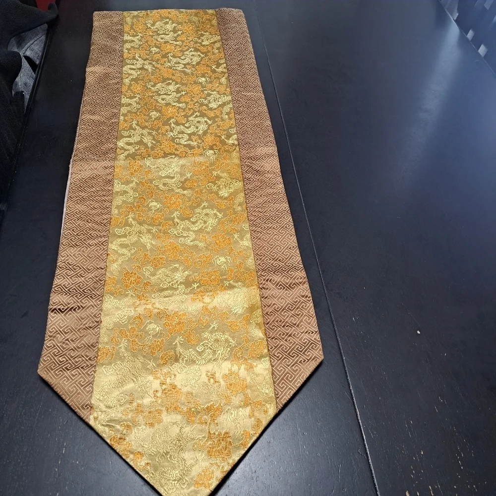 Vintage Silk Jaquard Asian Inspired Table Runner & Six Matching Place Mats